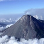 gunung merapi dikelilingi awan